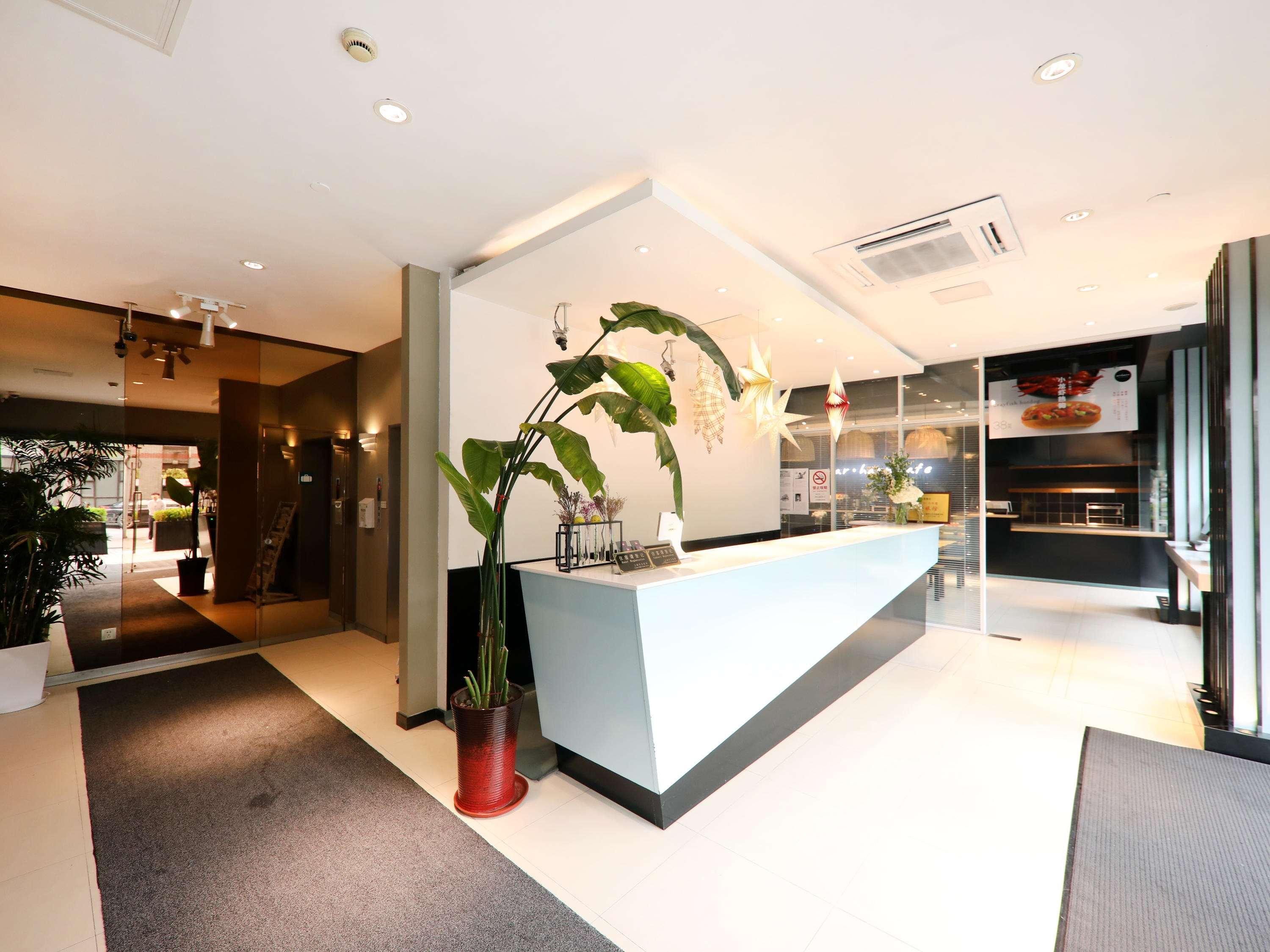 Ibis Shanghai Yu Garden Exterior photo